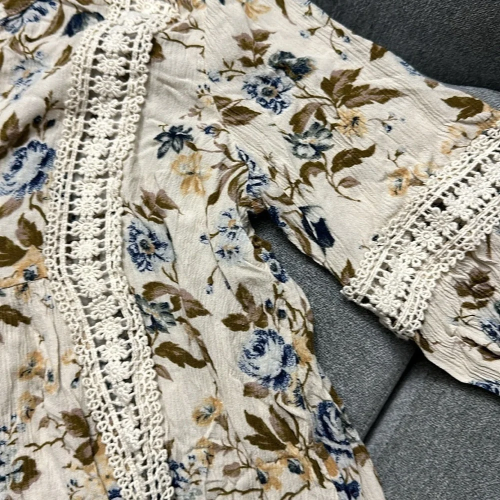 American Eagle Size Small Oversized Babydoll Shirt/Lace, Blue, Yellow,Tan Floral